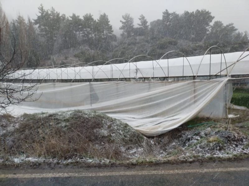 Fırtına seraları yıkıp geçti
