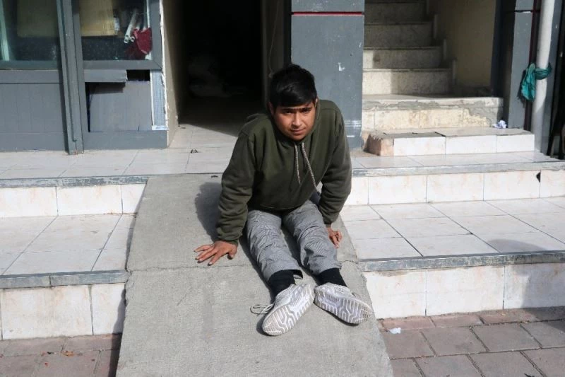 Kısıtlamada engelli gencin akülü tekerlekli sandalyesini çaldılar
