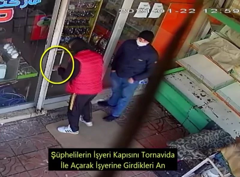 Tornavida ile kapıyı açarak marketi soydular

