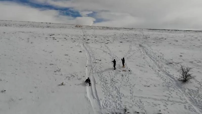 Naylon poşetle kaydılar, çocuklar gibi eğlendiler
