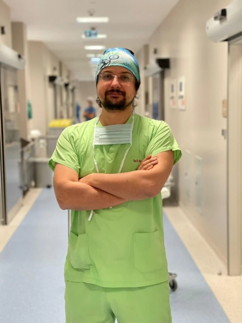 Op. Dr. İbrahim Alper Aksakal veganları uyarıyor: Burun estetiğine ilaçla hazırlanın!
