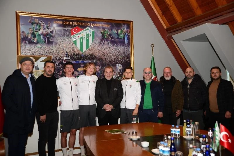Bursaspor, altyapısına yatırım yapmaya devam ediyor - Üç futbolcuya profesyonel imza attırıldı
