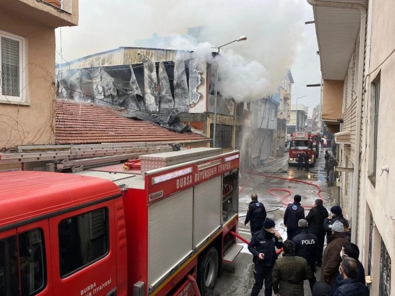 Sobadan sıçrayan kıvılcım 2 katlı depoyu yaktı
