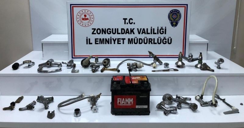 Boş evlerdeki musluk bataryalarını çaldılar
