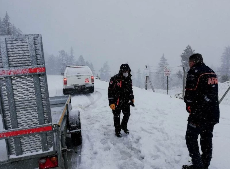 Yoğun kar yağışında mahsur kalan vatandaşları AFAD kurtardı
