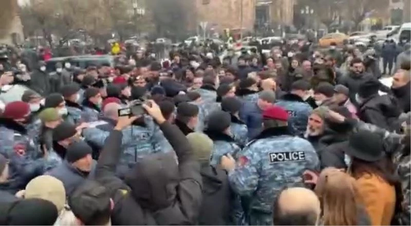 Ermenistan’da protestocular savcılık ve hükümet binasına yürüdü: 26 gözaltı
