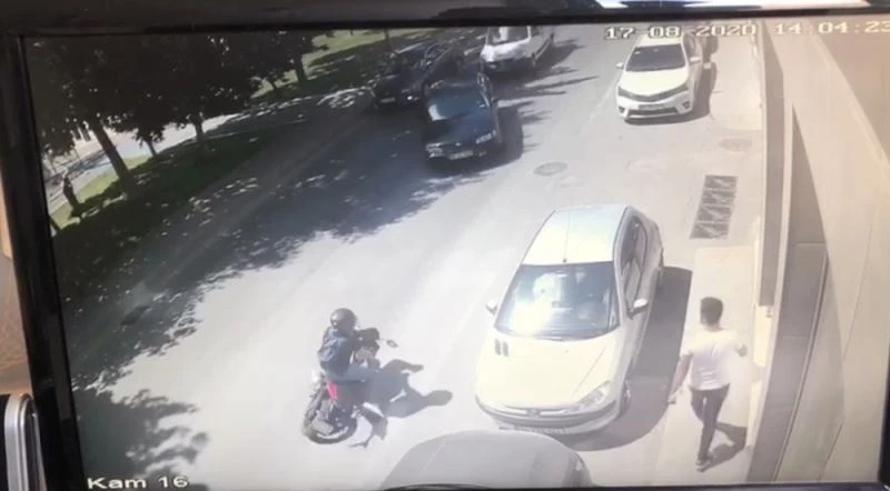 (Özel) Beyoğlu’nda motosikletlinin metrelerce sürüklendiği kaza kamerada
