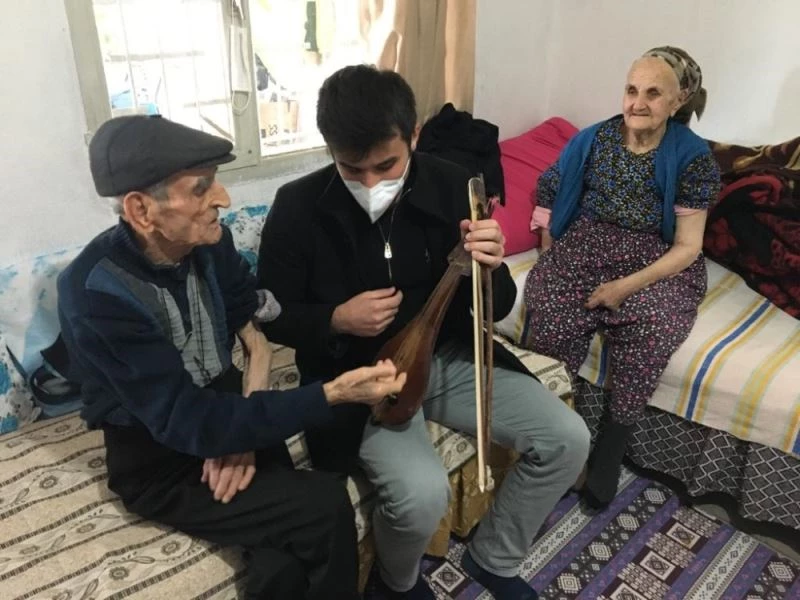 Ali dede kemençe resitali verip aşı oldu
