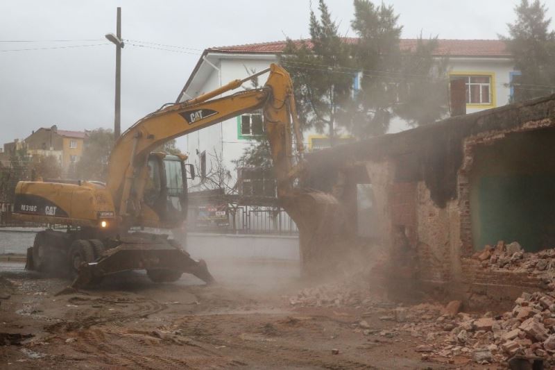 Buca’nın metruk binalarında yıkımlar başladı
