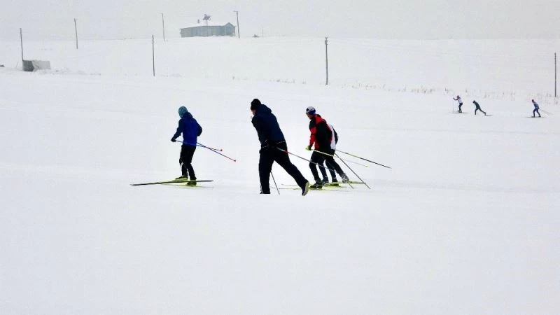 Kayaklı koşu sporcuları dondurucu soğuklarda ter dökerek yarışmalara hazırlanıyor
