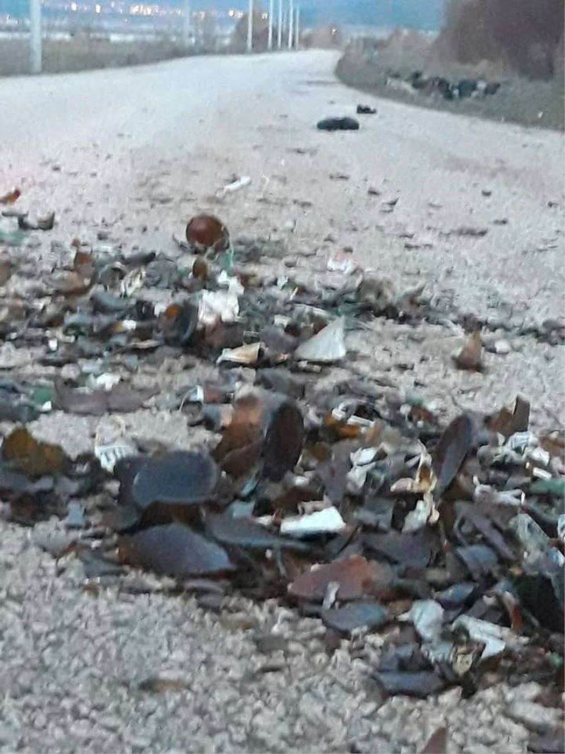 Bir çuval kırık alkol şişesini yolun ortasına boşalttılar
