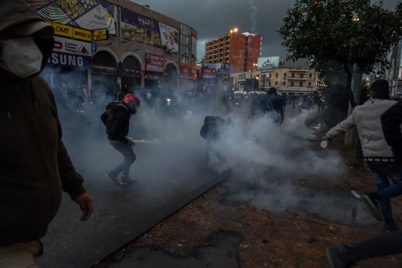 Lübnan’da sokağa çıkma yasağı protestoları 4’üncü gününde: 102 yaralı
