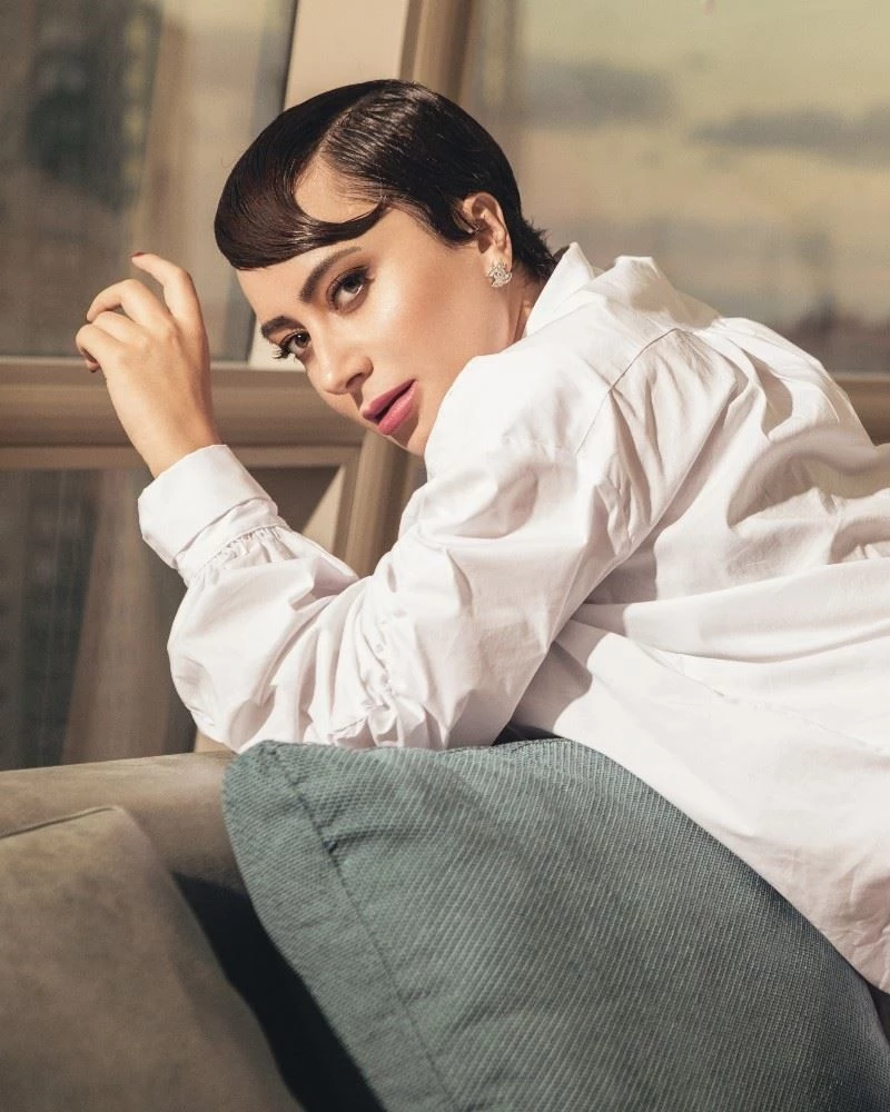 Tuğba Ünal, ’İzler Durur’ şarkısı ile 2021’e hızlı bir giriş yaptı
