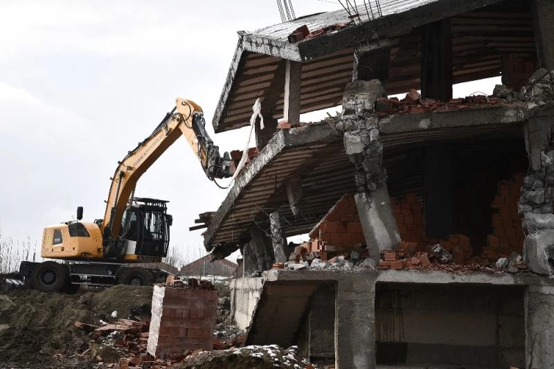 Tarım arazisindeki kaçak bina yıkıldı
