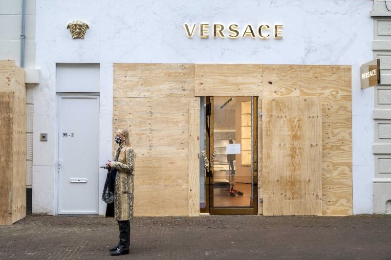 Amsterdam’da ünlü mağazalardan yağmalara karşı beton ve tahta plakalı önlem
