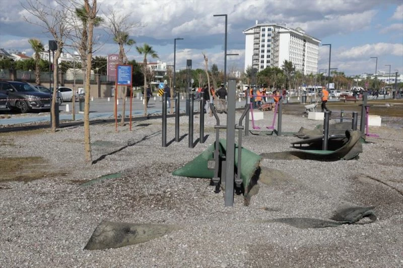 Rüzgar ve sağanaktan zarar gören Konyaaltı Sahili