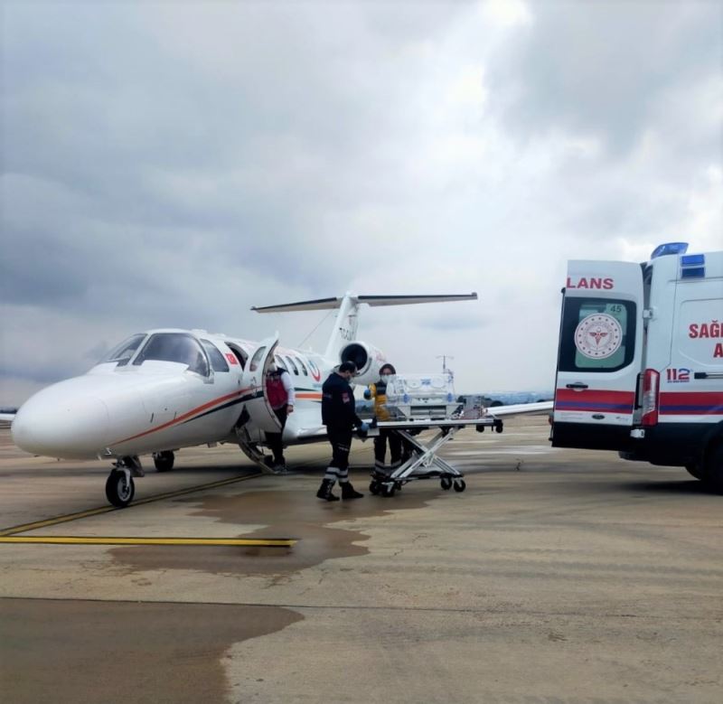 3 günlük bebek ambulans uçakla tedavi için Bursa’ya getirildi
