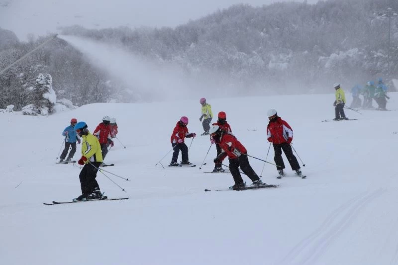 Aldıkları eğitimle pistlerin karını atıyorlar
