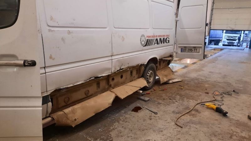 Sarp Sınır Kapısı’nda bir minibüste 127 kilogram kaçak bal ele geçirildi
