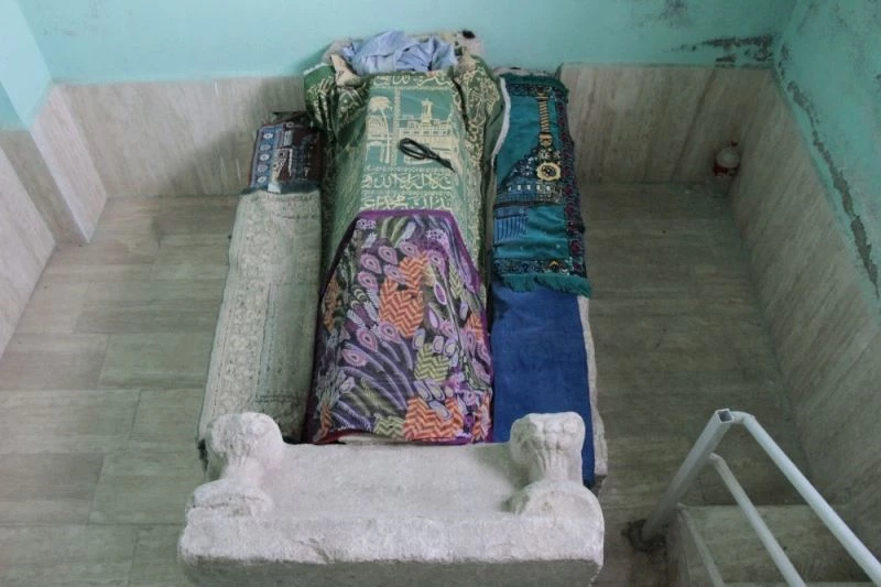 Yıkılma tehlikesiyle karşı kaşıya olan Karağaç Baba’nın türbesi yenileniyor
