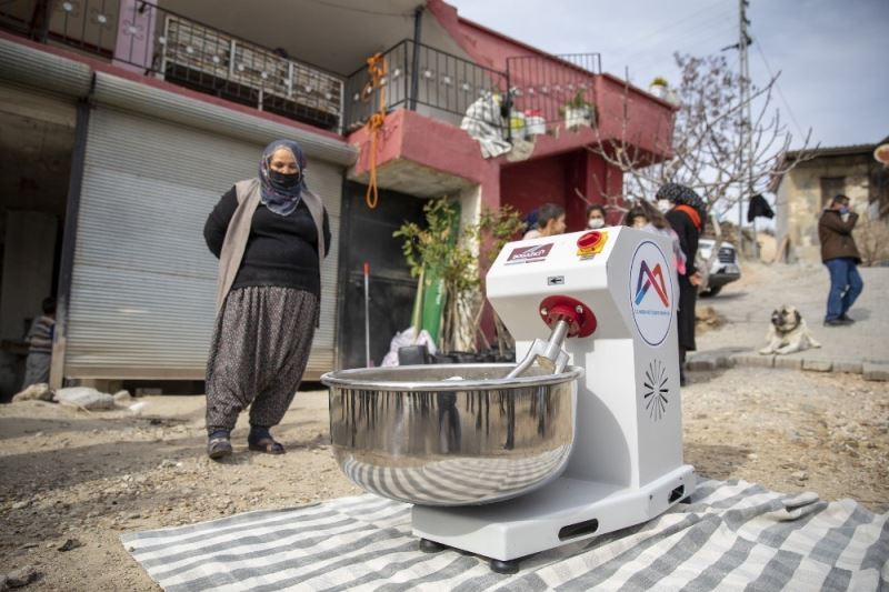 Mersin’de kadınlara hamur yoğurma makinesi desteği
