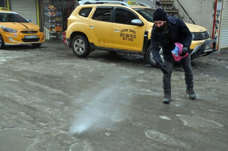 Taksiciden yol tuzlama çalışması
