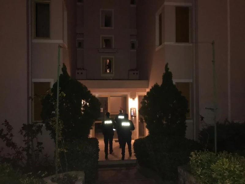 Kuşadası’nda bir genç bıçaklanmış halde bulundu
