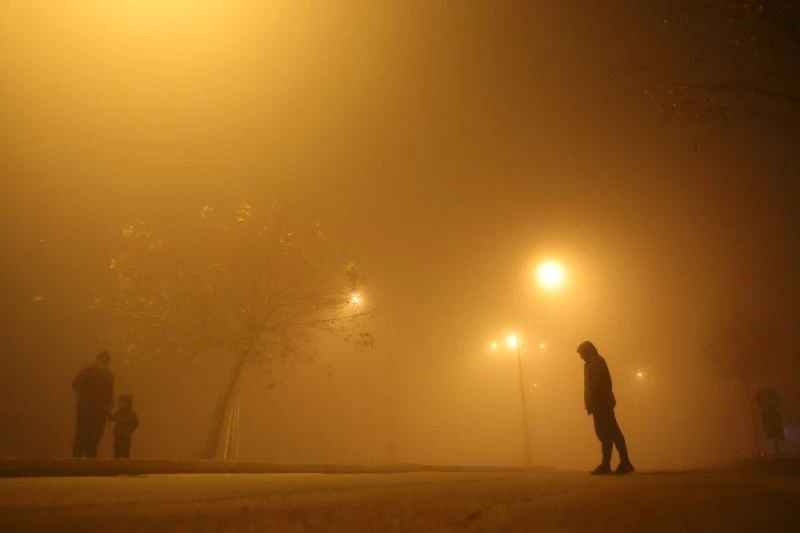 Elazığ’da sis bastırdı, göz gözü görmüyor
