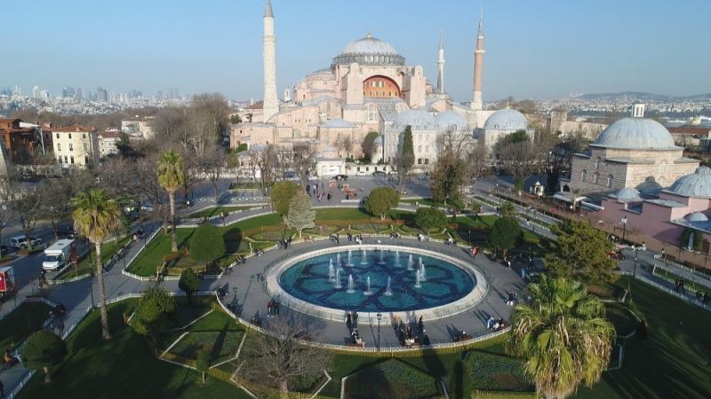 Kısıtlamada Sultanahmet Meydanı’na turist akını
