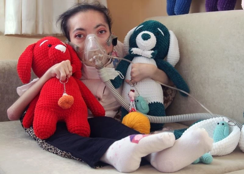 Engelleri aşarak yaptığı tasarımlar geçim kaynağı oldu
