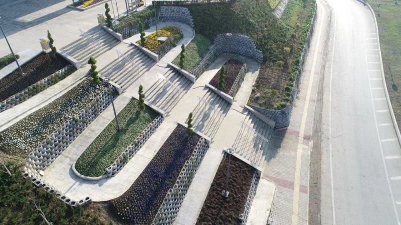 İlkadım‘da mevsimlik çiçek dikimiyle her yer renkleniyor
