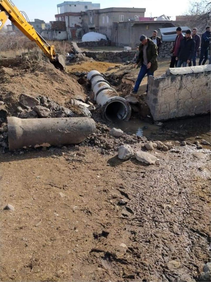 Su taşkınlarından etkilenen kırsal mahalleye beton boru hizmeti
