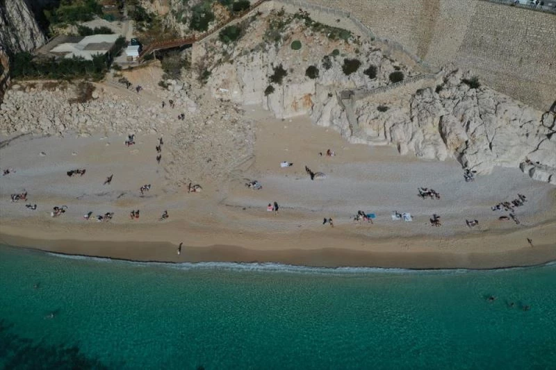 Turizmin başkentinde sahiller turistlere kaldı