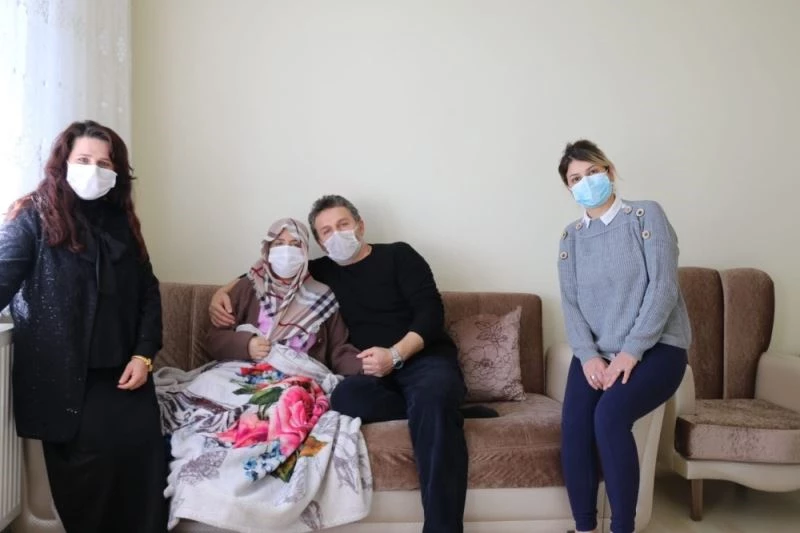 9 yıldır yürüyemeyen hasta eşine hayatını adadı
