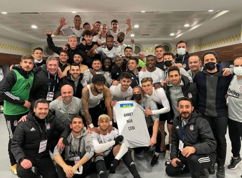 Beşiktaşlı futbolcular galibiyeti Başkan Çebi’ye armağan etti
