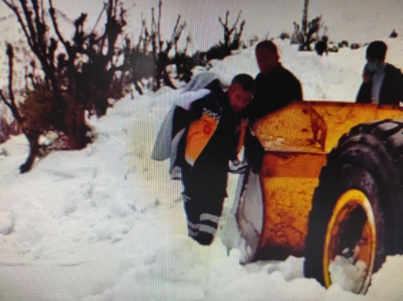 Üzerine sıcak su dökülen çocuk, karla kaplı yolda sırtta taşınarak ambulansa ulaştırıldı
