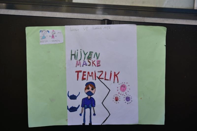 Tuzla’da 2 kardeş okulların açılması için bilboardlara kendi yaptıkları afişleri astı
