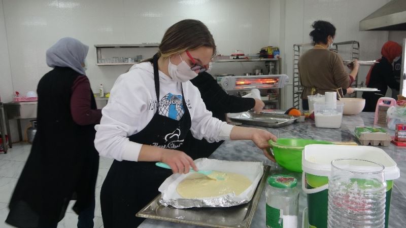 Kozanlı kadınlar pandemi stresini pasta yaparak atıyor
