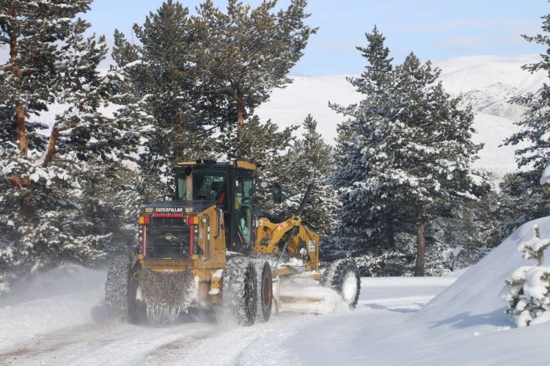 Erzincan’da kar ve tipiden 363 köy yolu ulaşıma kapandı
