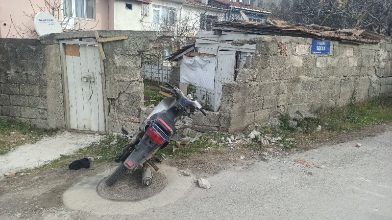 Polisin ’dur’ ihtarına uymayan motosiklet sürücüsü duvara çarptı
