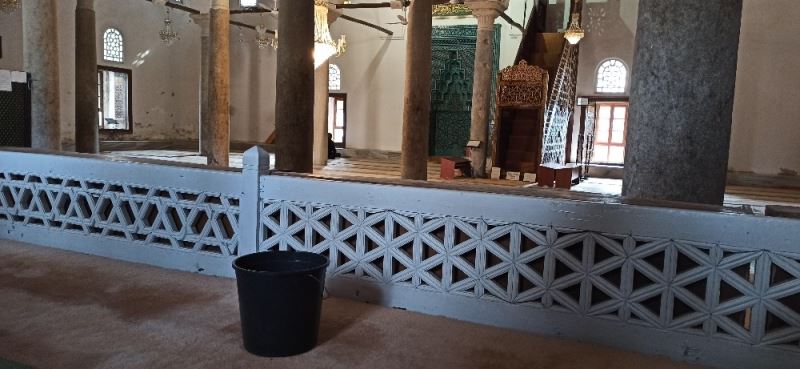 700 yıllık camide, yağmura karşı 