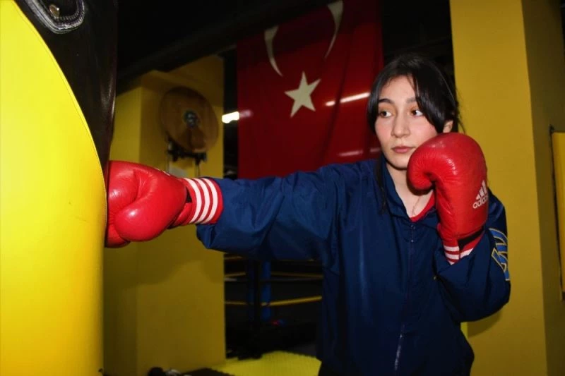 Sokakta bu kızlara bulaşan sert kayaya çarpacak
