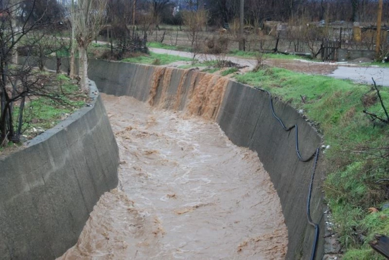 Bayramiç’te şiddetli yağış hayatı felç etti
