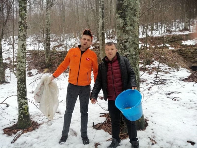 Köylüler dağlara yem ve ot bıraktı
