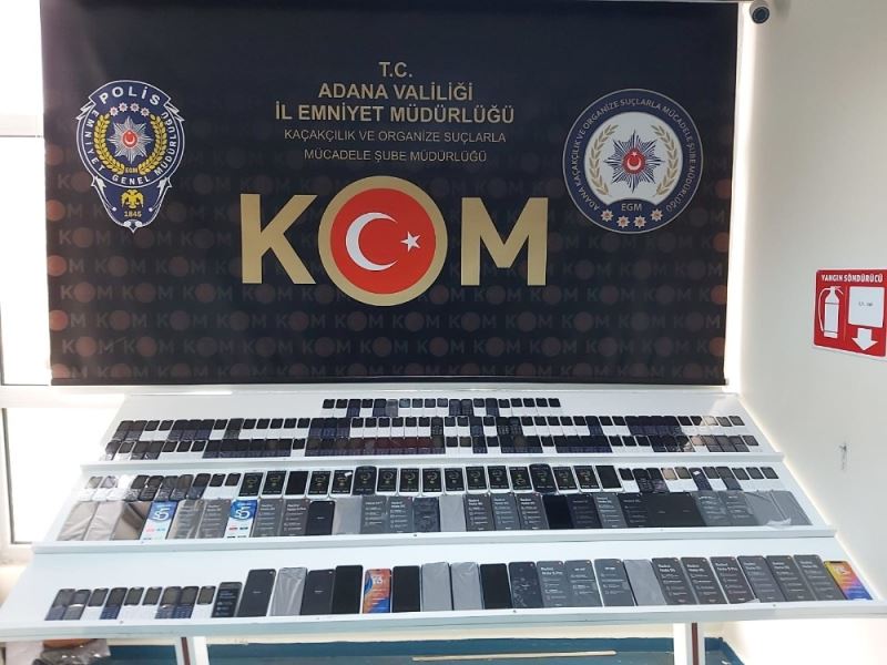 Polis piyasa değeri 1 milyon 462 lira değerinde kaçak telefon ele geçirdi
