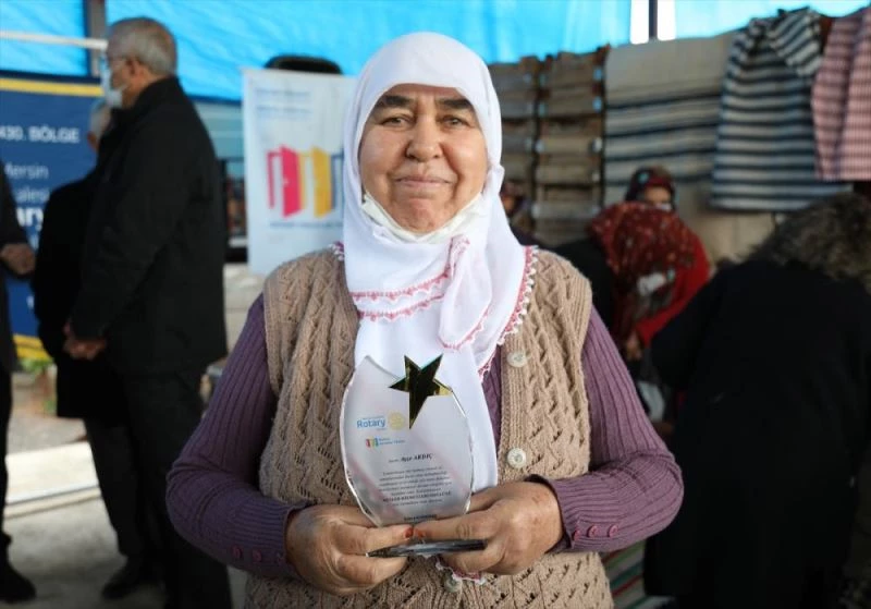 Mezitli dokuması işleyen Ayşe Ardıç