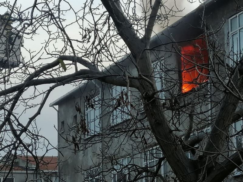 Ortaköy’de alev alev yanan daire paniğe neden oldu
