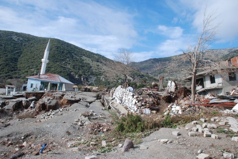 Heyelan bölgesindeki yarıklar, yağış sonrası derinleşti
