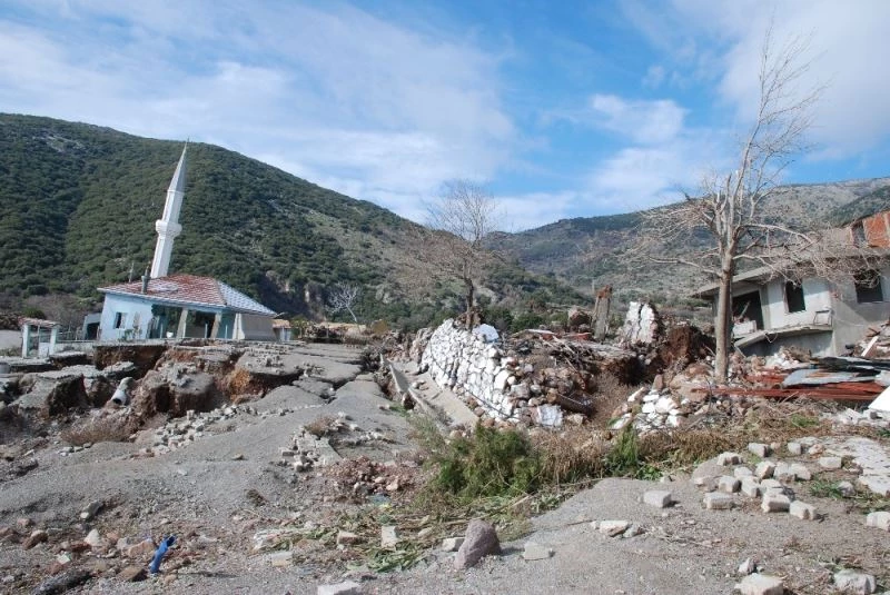Heyelan bölgesindeki yarıklar, yağış sonrası derinleşti
