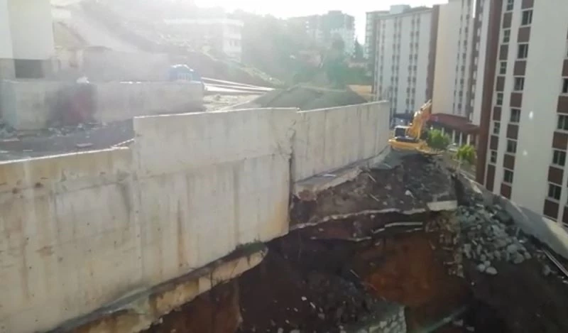 İstinat duvarı kendiliğinden böyle çöktü
